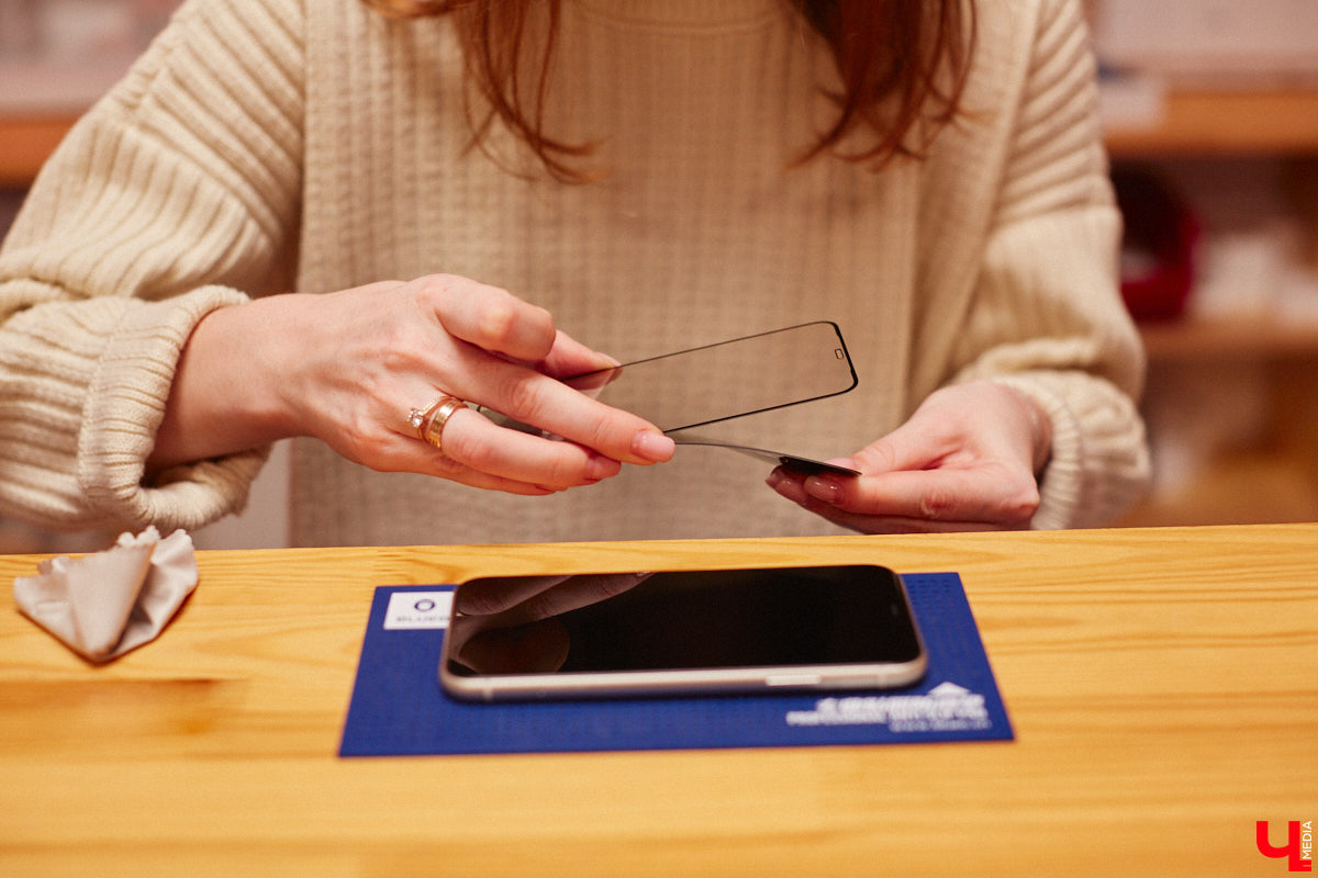 Жителей областной столицы уже закружила декабрьская суета с поиском новогодних сюрпризов. Хочется выбрать хороший, качественный подарок, но при этом ещё и сэкономить, ведь порадовать предстоит многих людей. Как сложить этот непростой пазл в конце 2022 года? Мы обнаружили настоящий tech-рай. В поисках новогодних подарков туда точно стоит заглянуть!