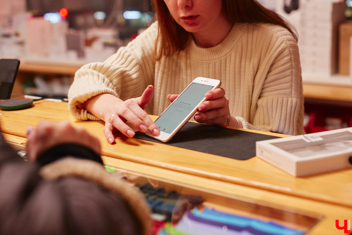 Жителей областной столицы уже закружила декабрьская суета с поиском новогодних сюрпризов. Хочется выбрать хороший, качественный подарок, но при этом ещё и сэкономить, ведь порадовать предстоит многих людей. Как сложить этот непростой пазл в конце 2022 года? Мы обнаружили настоящий tech-рай. В поисках новогодних подарков туда точно стоит заглянуть!