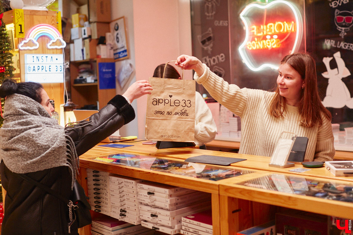 Жителей областной столицы уже закружила декабрьская суета с поиском новогодних сюрпризов. Хочется выбрать хороший, качественный подарок, но при этом ещё и сэкономить, ведь порадовать предстоит многих людей. Как сложить этот непростой пазл в конце 2022 года? Мы обнаружили настоящий tech-рай. В поисках новогодних подарков туда точно стоит заглянуть!