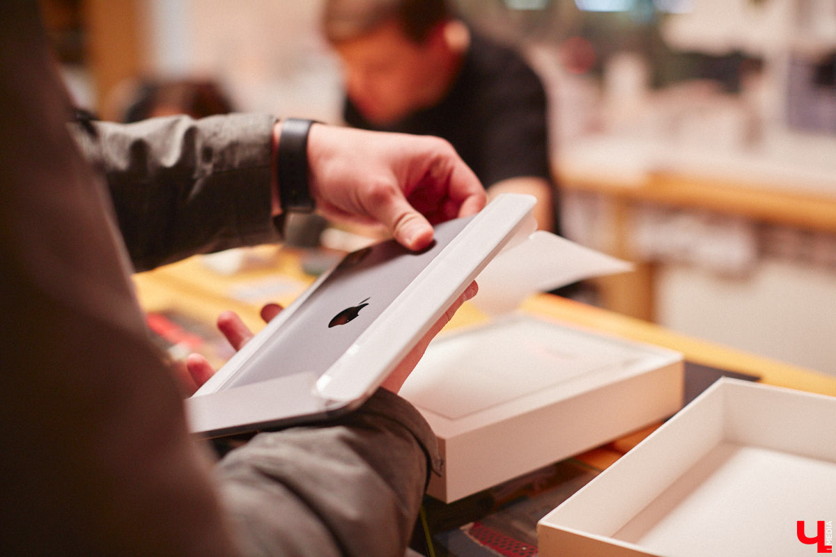 Жителей областной столицы уже закружила декабрьская суета с поиском новогодних сюрпризов. Хочется выбрать хороший, качественный подарок, но при этом ещё и сэкономить, ведь порадовать предстоит многих людей. Как сложить этот непростой пазл в конце 2022 года? Мы обнаружили настоящий tech-рай. В поисках новогодних подарков туда точно стоит заглянуть!