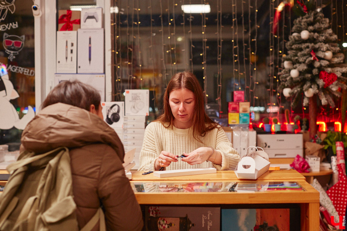Жителей областной столицы уже закружила декабрьская суета с поиском новогодних сюрпризов. Хочется выбрать хороший, качественный подарок, но при этом ещё и сэкономить, ведь порадовать предстоит многих людей. Как сложить этот непростой пазл в конце 2022 года? Мы обнаружили настоящий tech-рай. В поисках новогодних подарков туда точно стоит заглянуть!