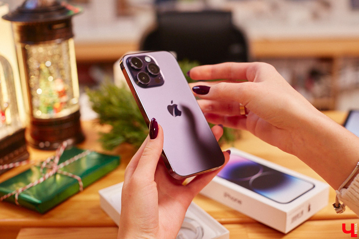 Жителей областной столицы уже закружила декабрьская суета с поиском новогодних сюрпризов. Хочется выбрать хороший, качественный подарок, но при этом ещё и сэкономить, ведь порадовать предстоит многих людей. Как сложить этот непростой пазл в конце 2022 года? Мы обнаружили настоящий tech-рай. В поисках новогодних подарков туда точно стоит заглянуть!