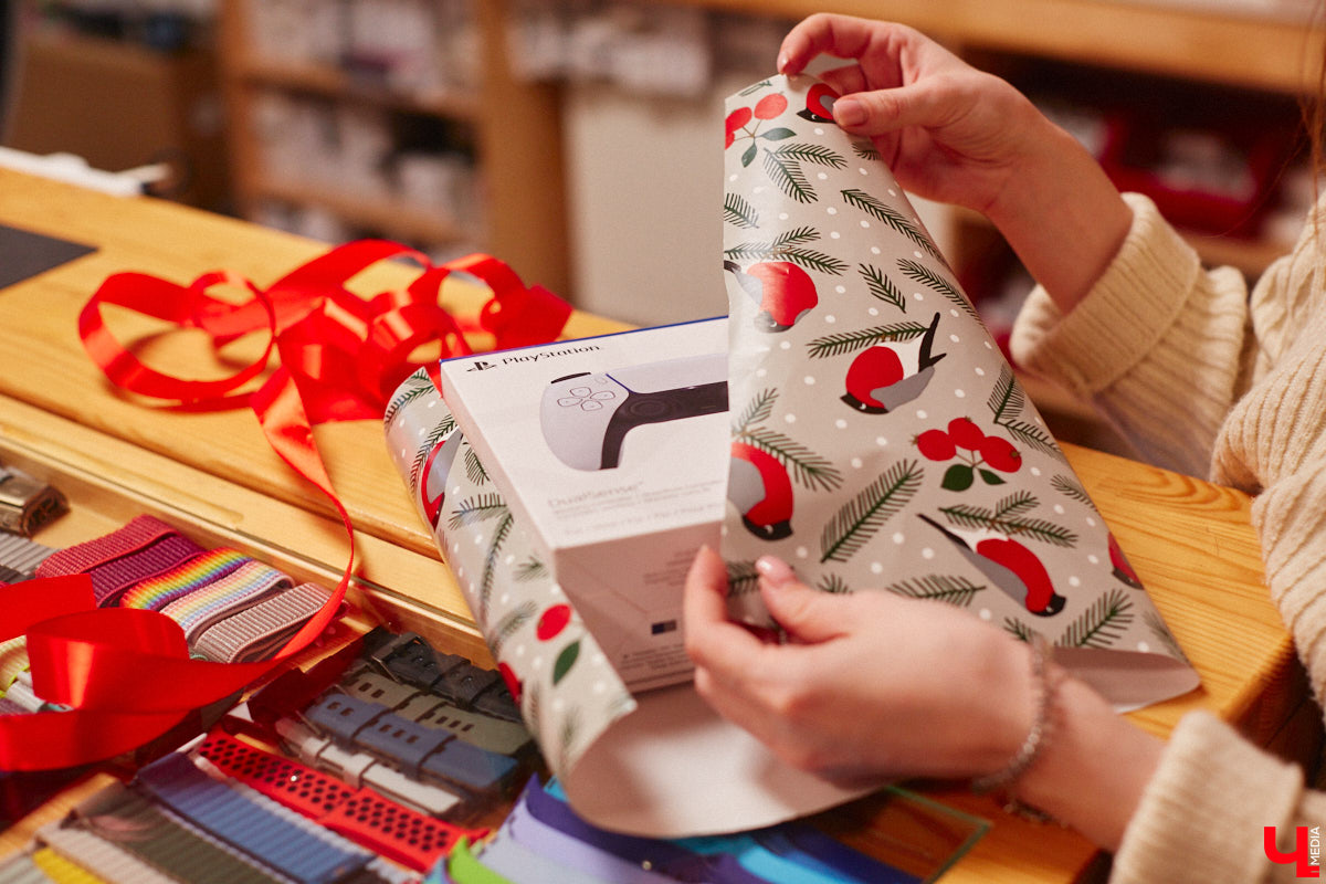 Жителей областной столицы уже закружила декабрьская суета с поиском новогодних сюрпризов. Хочется выбрать хороший, качественный подарок, но при этом ещё и сэкономить, ведь порадовать предстоит многих людей. Как сложить этот непростой пазл в конце 2022 года? Мы обнаружили настоящий tech-рай. В поисках новогодних подарков туда точно стоит заглянуть!