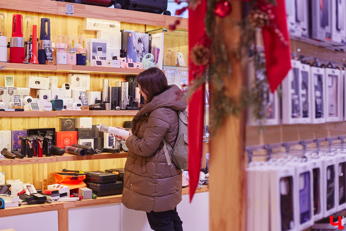 Жителей областной столицы уже закружила декабрьская суета с поиском новогодних сюрпризов. Хочется выбрать хороший, качественный подарок, но при этом ещё и сэкономить, ведь порадовать предстоит многих людей. Как сложить этот непростой пазл в конце 2022 года? Мы обнаружили настоящий tech-рай. В поисках новогодних подарков туда точно стоит заглянуть!