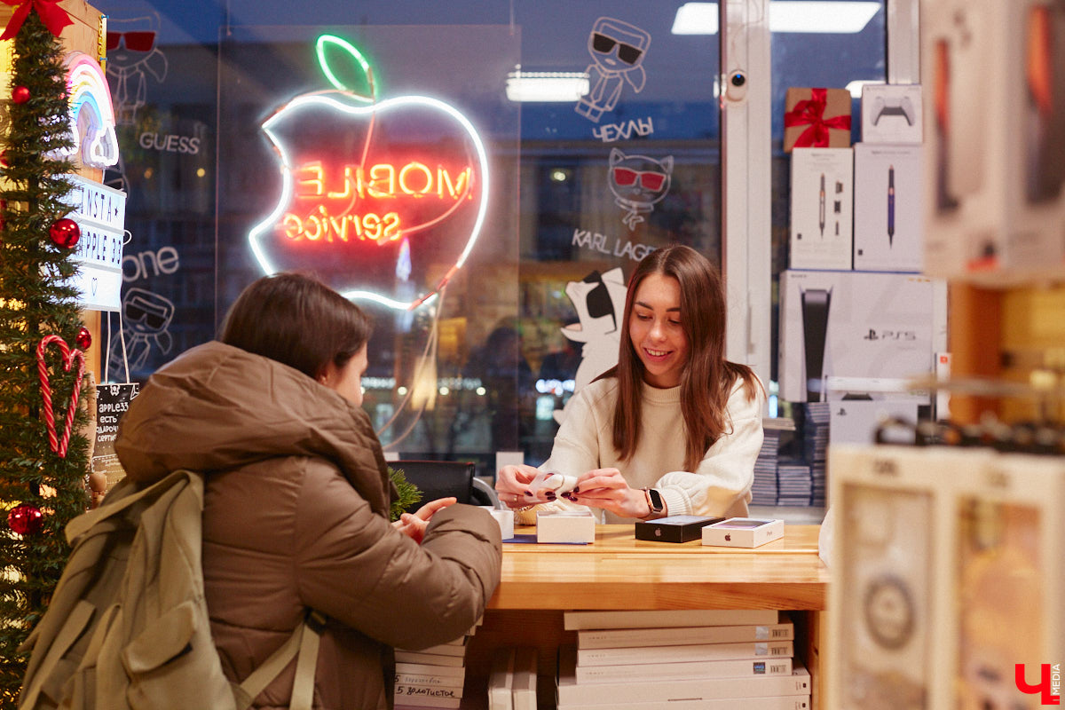 Жителей областной столицы уже закружила декабрьская суета с поиском новогодних сюрпризов. Хочется выбрать хороший, качественный подарок, но при этом ещё и сэкономить, ведь порадовать предстоит многих людей. Как сложить этот непростой пазл в конце 2022 года? Мы обнаружили настоящий tech-рай. В поисках новогодних подарков туда точно стоит заглянуть!