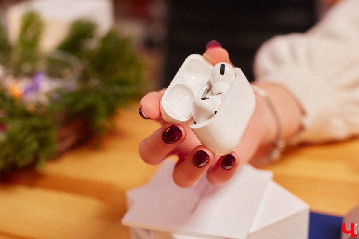 Жителей областной столицы уже закружила декабрьская суета с поиском новогодних сюрпризов. Хочется выбрать хороший, качественный подарок, но при этом ещё и сэкономить, ведь порадовать предстоит многих людей. Как сложить этот непростой пазл в конце 2022 года? Мы обнаружили настоящий tech-рай. В поисках новогодних подарков туда точно стоит заглянуть!