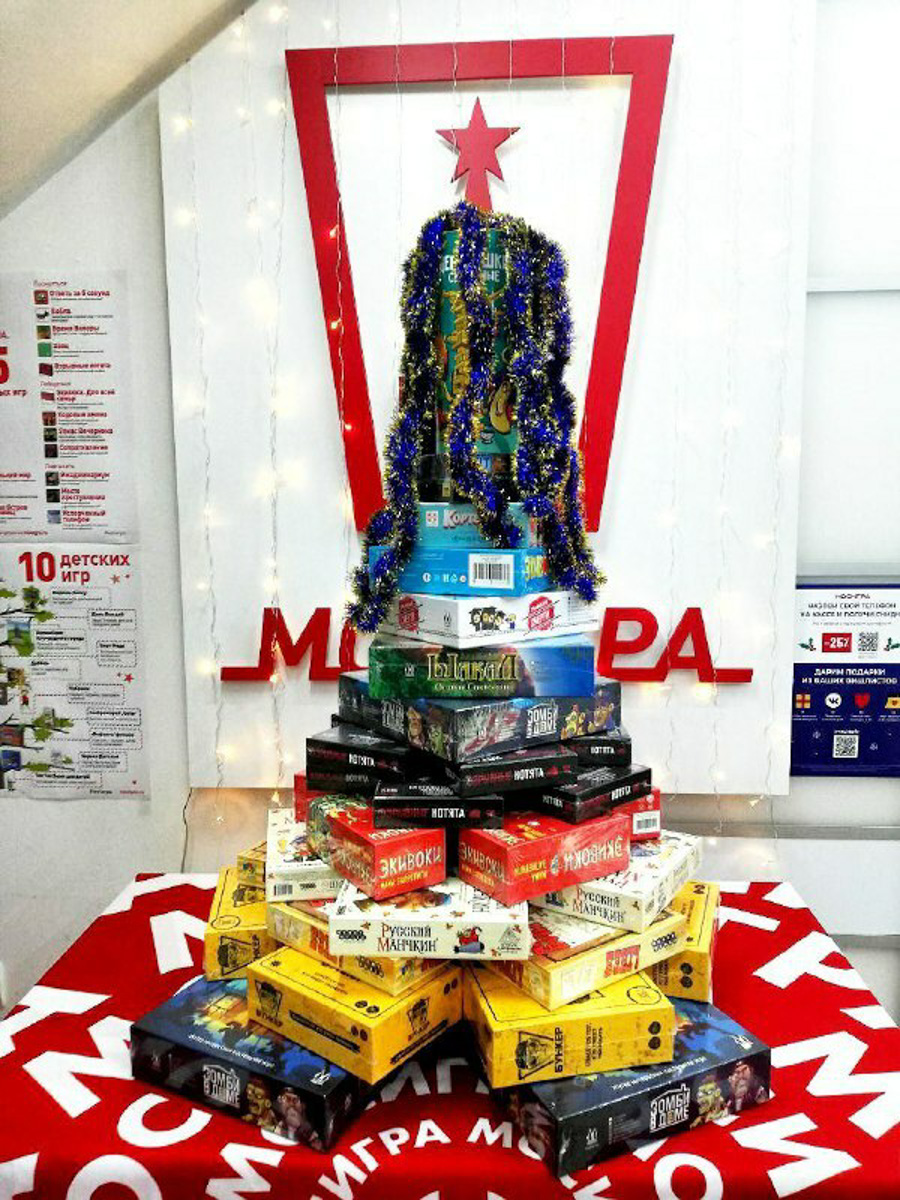 До Нового года рукой подать. Улицы Владимира уже успели украсить к празднику. Да и сами жители города не отстают. В окнах горят огоньки, а в домах и квартирах наряжают елки. Вот только не все они привычного вида. Самые необычные попали в наш сегодняшний обзор.