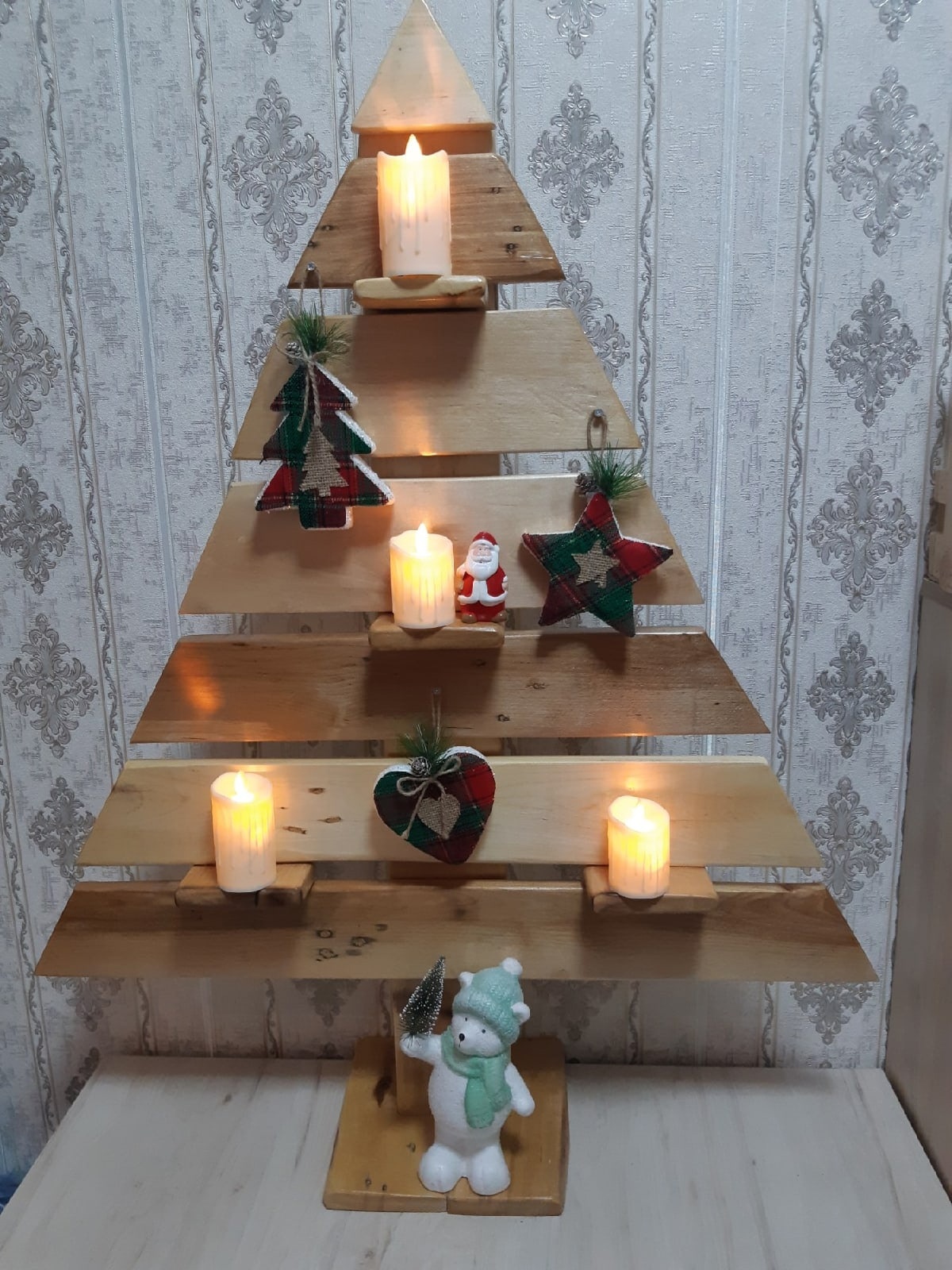 До Нового года рукой подать. Улицы Владимира уже успели украсить к празднику. Да и сами жители города не отстают. В окнах горят огоньки, а в домах и квартирах наряжают елки. Вот только не все они привычного вида. Самые необычные попали в наш сегодняшний обзор.