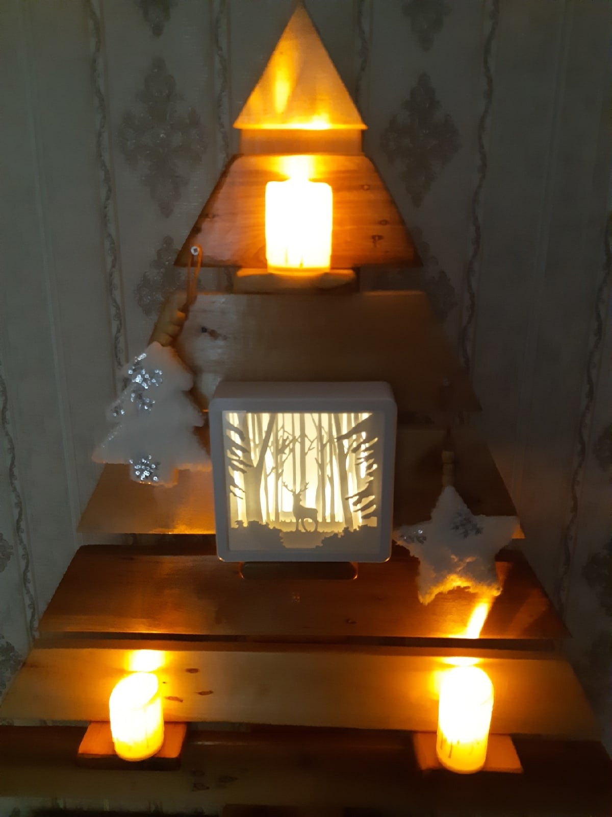 До Нового года рукой подать. Улицы Владимира уже успели украсить к празднику. Да и сами жители города не отстают. В окнах горят огоньки, а в домах и квартирах наряжают елки. Вот только не все они привычного вида. Самые необычные попали в наш сегодняшний обзор.