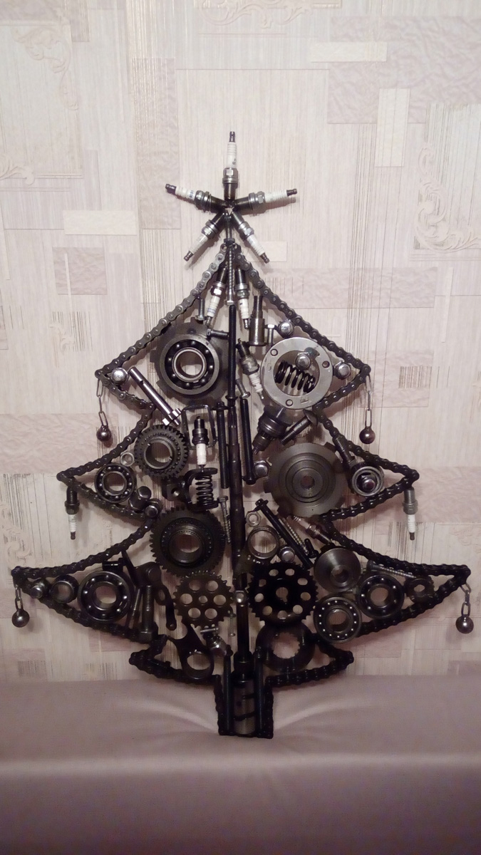 До Нового года рукой подать. Улицы Владимира уже успели украсить к празднику. Да и сами жители города не отстают. В окнах горят огоньки, а в домах и квартирах наряжают елки. Вот только не все они привычного вида. Самые необычные попали в наш сегодняшний обзор.