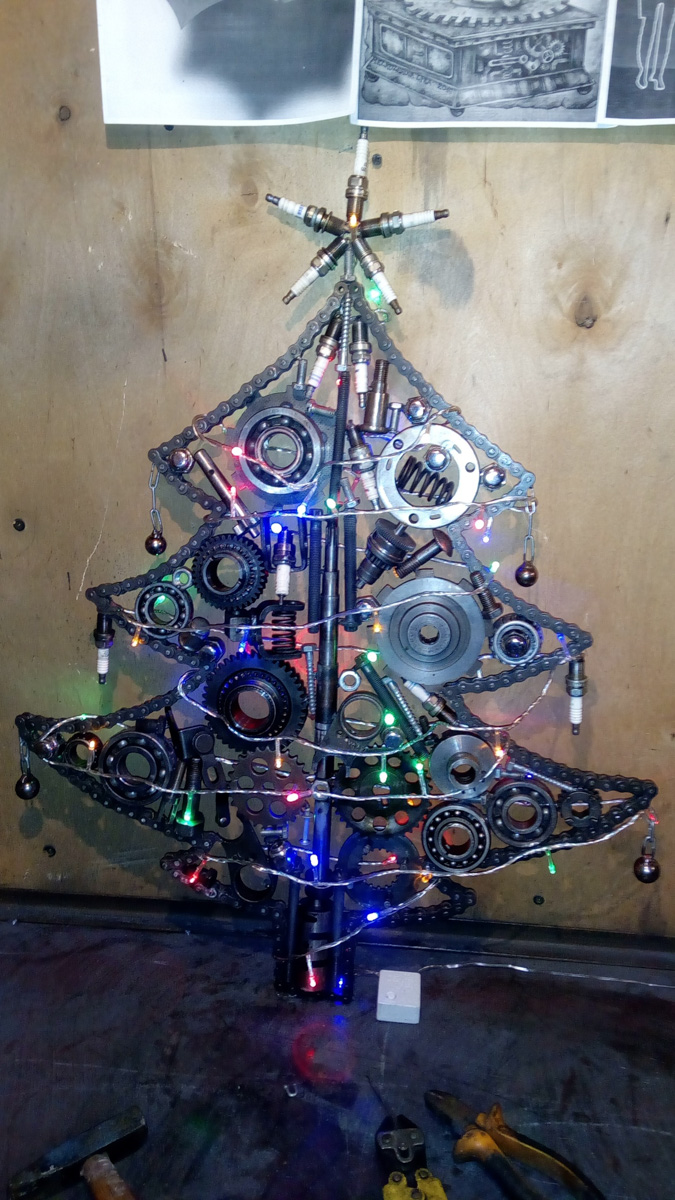 До Нового года рукой подать. Улицы Владимира уже успели украсить к празднику. Да и сами жители города не отстают. В окнах горят огоньки, а в домах и квартирах наряжают елки. Вот только не все они привычного вида. Самые необычные попали в наш сегодняшний обзор.