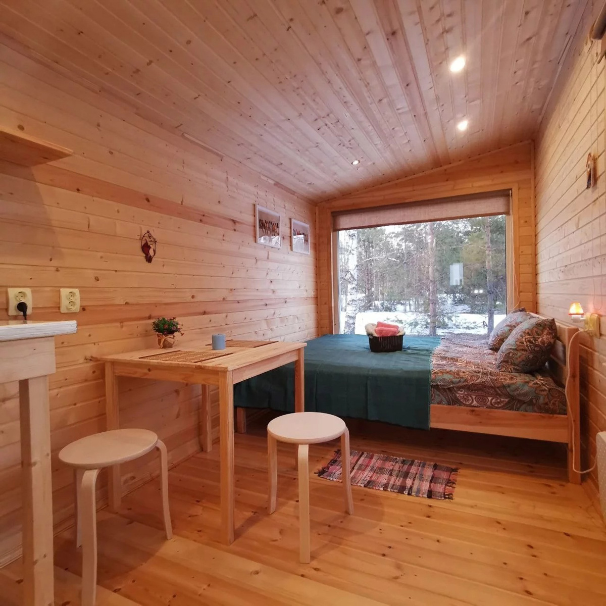 До Нового года рукой подать. Улицы Владимира уже успели украсить к празднику. Да и сами жители города не отстают. В окнах горят огоньки, а в домах и квартирах наряжают елки. Вот только не все они привычного вида. Самые необычные попали в наш сегодняшний обзор.