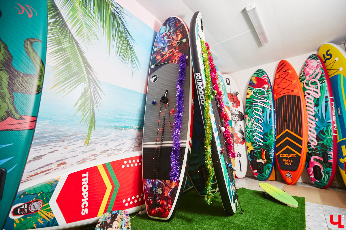 До Нового года рукой подать. Улицы Владимира уже успели украсить к празднику. Да и сами жители города не отстают. В окнах горят огоньки, а в домах и квартирах наряжают елки. Вот только не все они привычного вида. Самые необычные попали в наш сегодняшний обзор.