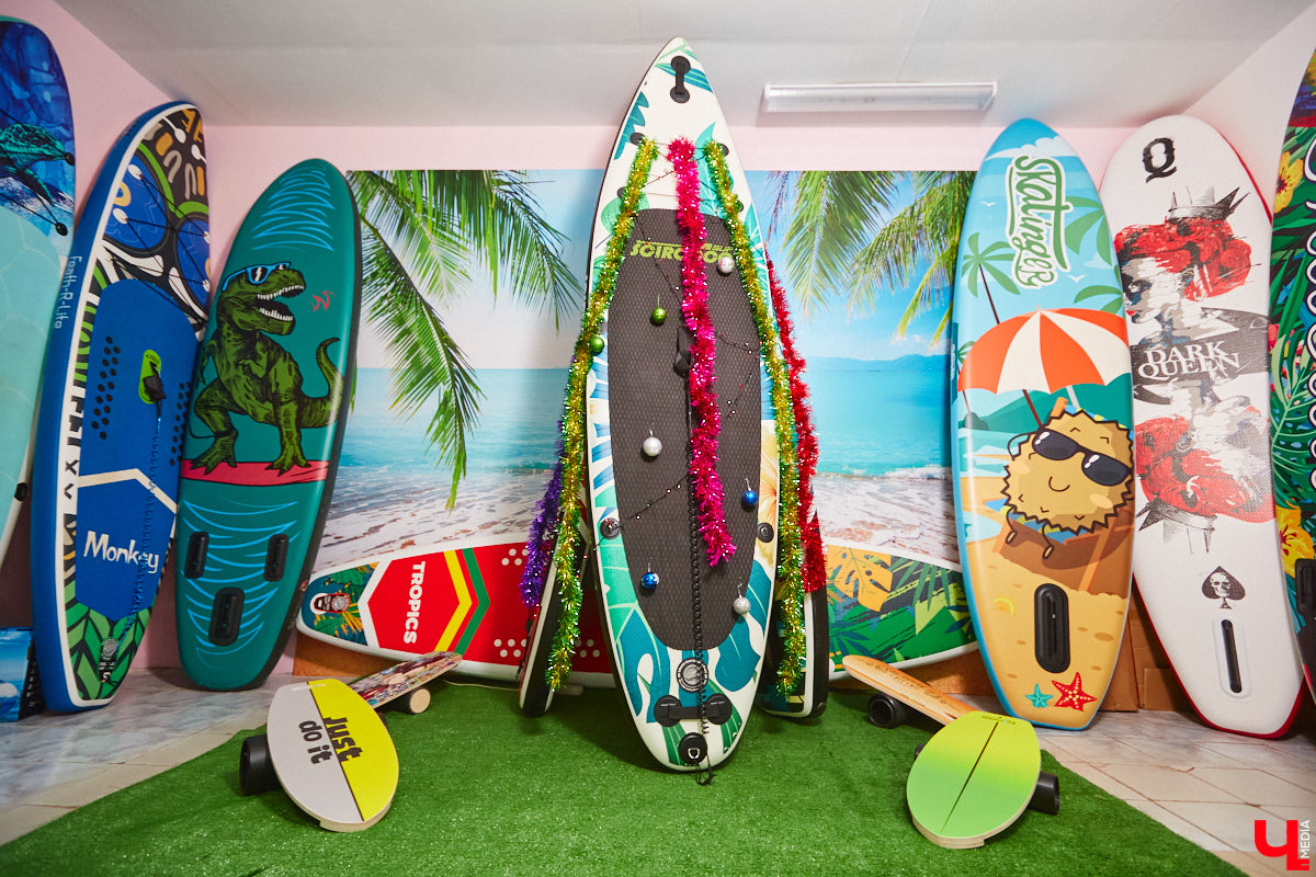 До Нового года рукой подать. Улицы Владимира уже успели украсить к празднику. Да и сами жители города не отстают. В окнах горят огоньки, а в домах и квартирах наряжают елки. Вот только не все они привычного вида. Самые необычные попали в наш сегодняшний обзор.