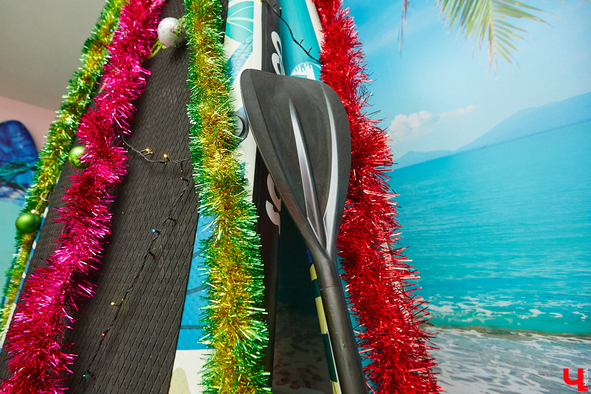 До Нового года рукой подать. Улицы Владимира уже успели украсить к празднику. Да и сами жители города не отстают. В окнах горят огоньки, а в домах и квартирах наряжают елки. Вот только не все они привычного вида. Самые необычные попали в наш сегодняшний обзор.