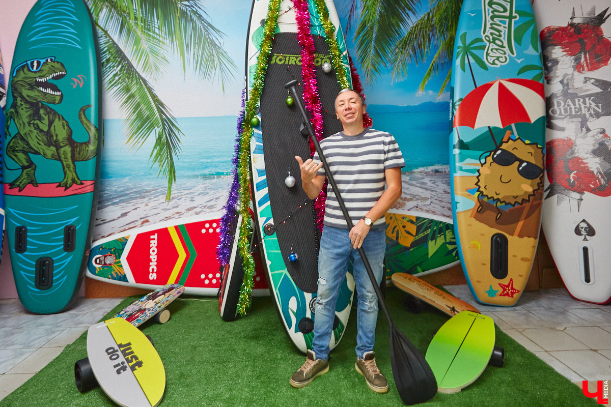 До Нового года рукой подать. Улицы Владимира уже успели украсить к празднику. Да и сами жители города не отстают. В окнах горят огоньки, а в домах и квартирах наряжают елки. Вот только не все они привычного вида. Самые необычные попали в наш сегодняшний обзор.