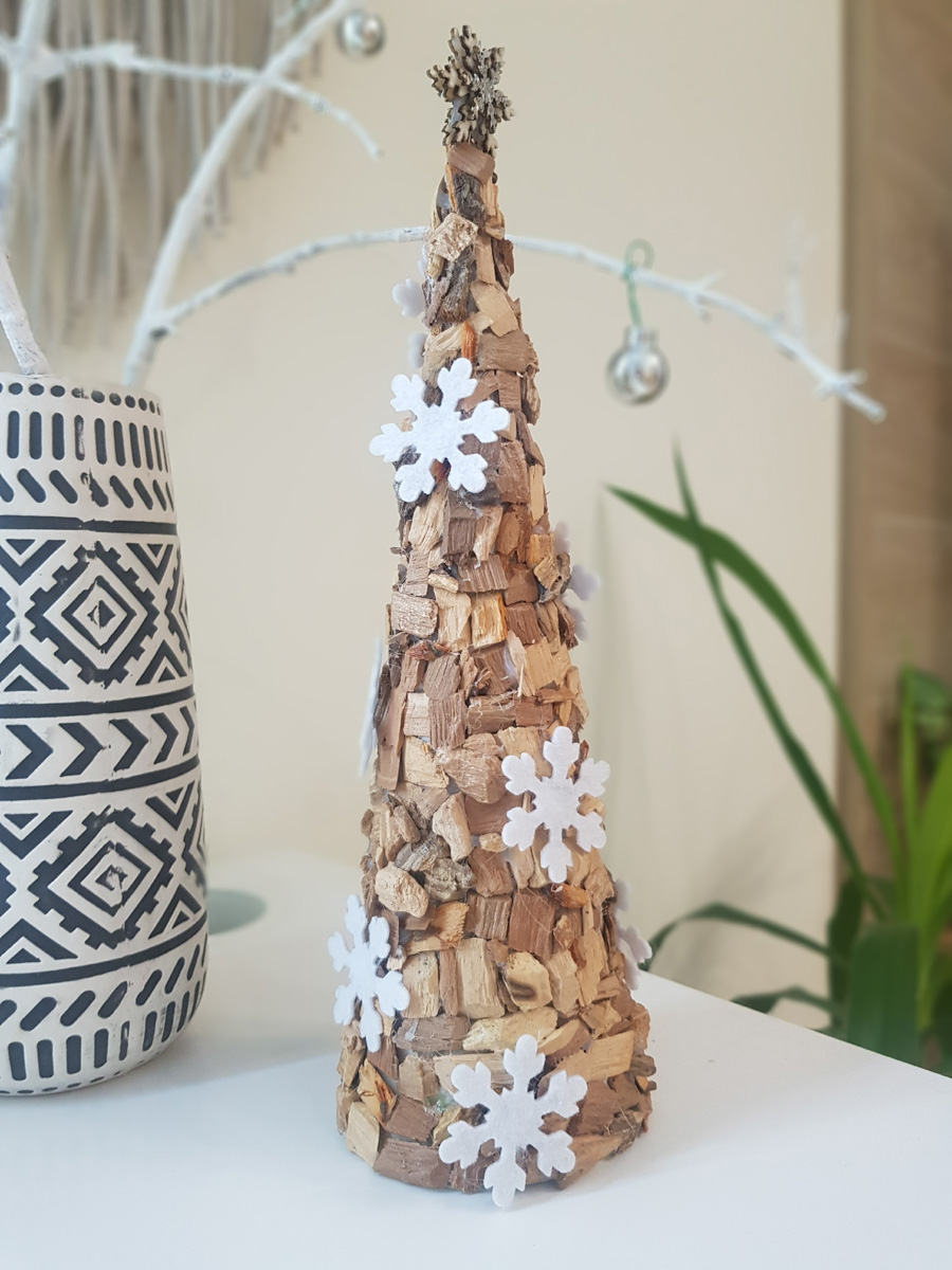 До Нового года рукой подать. Улицы Владимира уже успели украсить к празднику. Да и сами жители города не отстают. В окнах горят огоньки, а в домах и квартирах наряжают елки. Вот только не все они привычного вида. Самые необычные попали в наш сегодняшний обзор.