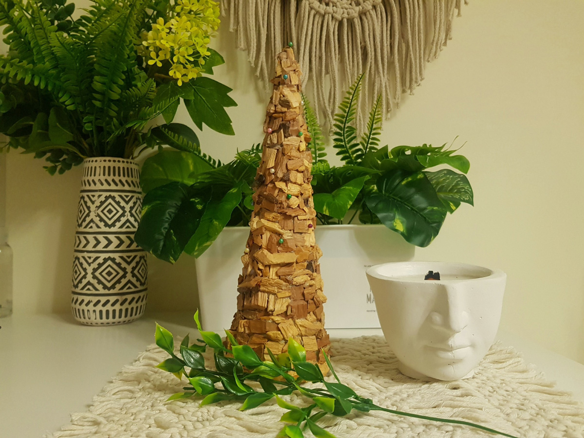 До Нового года рукой подать. Улицы Владимира уже успели украсить к празднику. Да и сами жители города не отстают. В окнах горят огоньки, а в домах и квартирах наряжают елки. Вот только не все они привычного вида. Самые необычные попали в наш сегодняшний обзор.