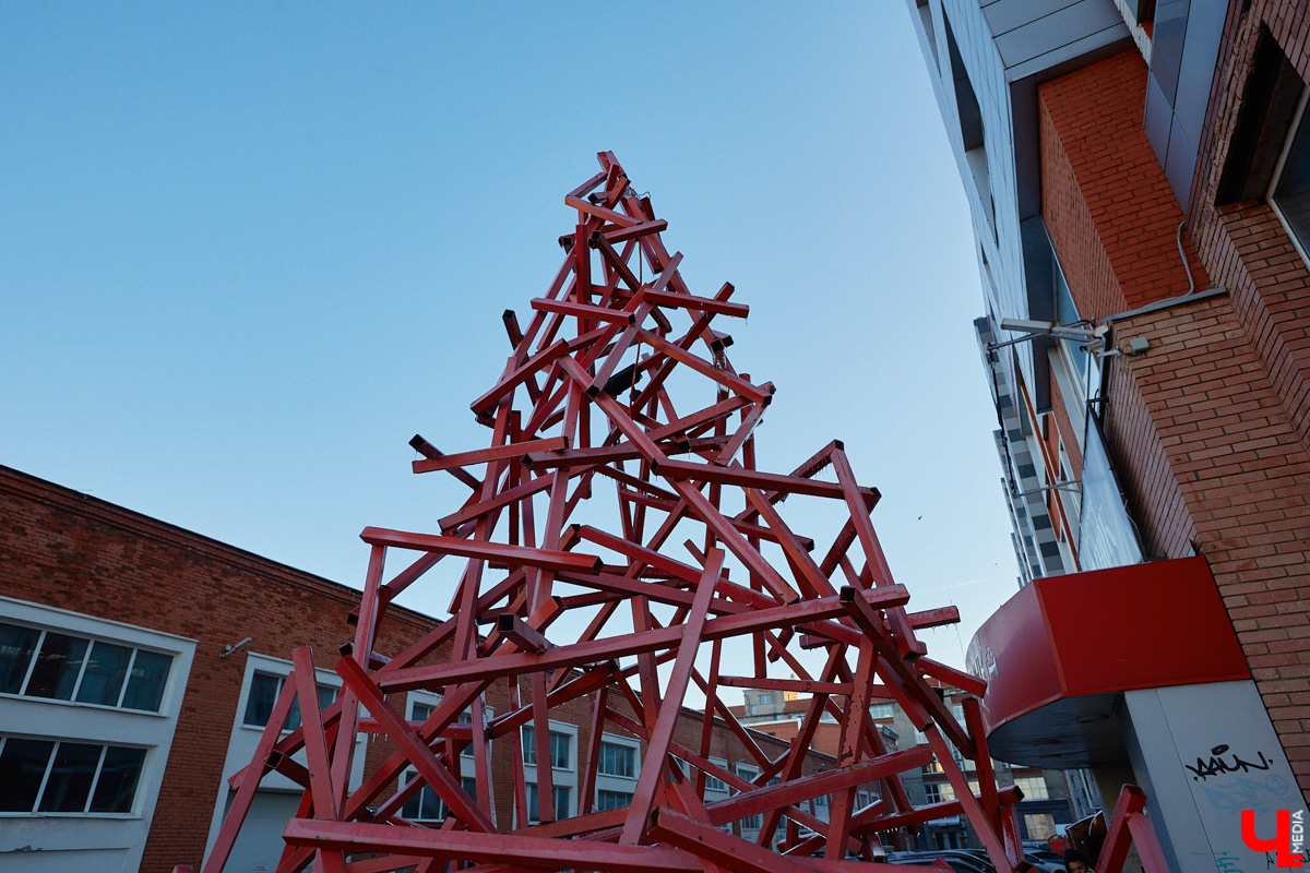 До Нового года рукой подать. Улицы Владимира уже успели украсить к празднику. Да и сами жители города не отстают. В окнах горят огоньки, а в домах и квартирах наряжают елки. Вот только не все они привычного вида. Самые необычные попали в наш сегодняшний обзор.