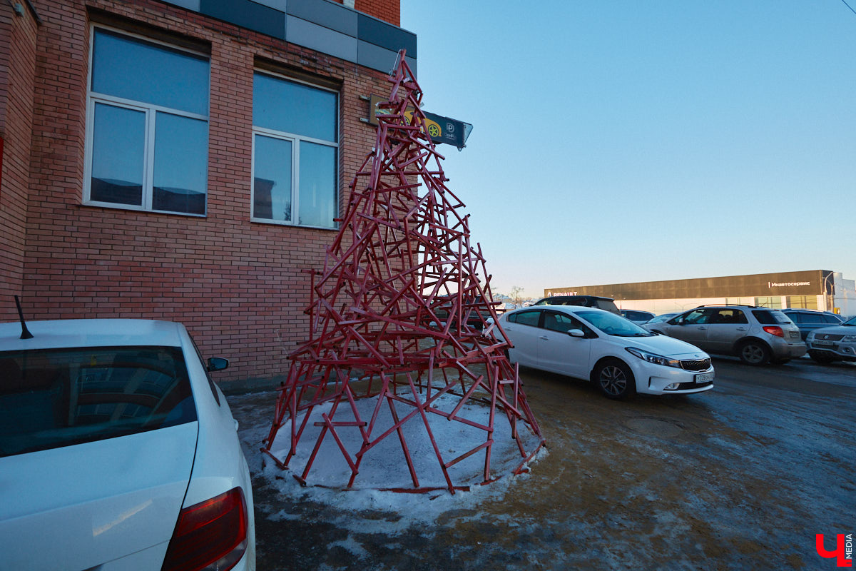 До Нового года рукой подать. Улицы Владимира уже успели украсить к празднику. Да и сами жители города не отстают. В окнах горят огоньки, а в домах и квартирах наряжают елки. Вот только не все они привычного вида. Самые необычные попали в наш сегодняшний обзор.