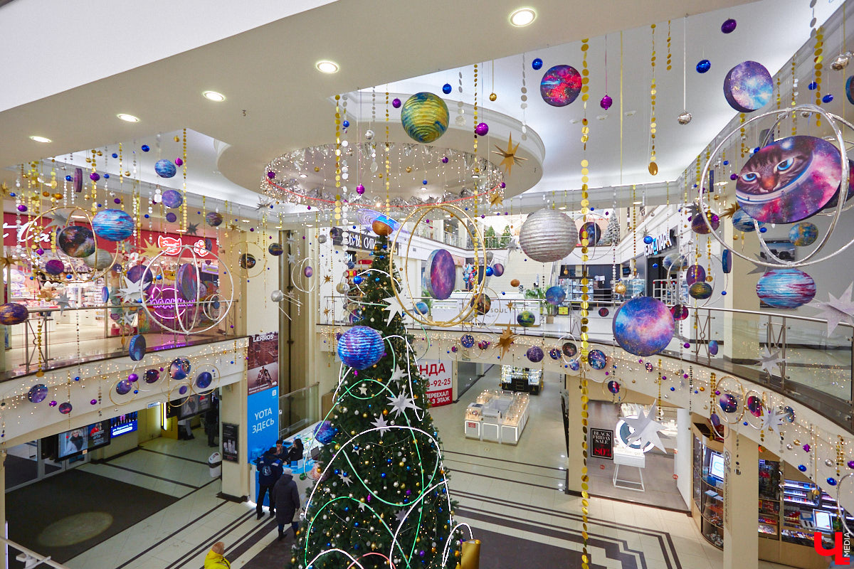 До Нового года рукой подать. Улицы Владимира уже успели украсить к празднику. Да и сами жители города не отстают. В окнах горят огоньки, а в домах и квартирах наряжают елки. Вот только не все они привычного вида. Самые необычные попали в наш сегодняшний обзор.