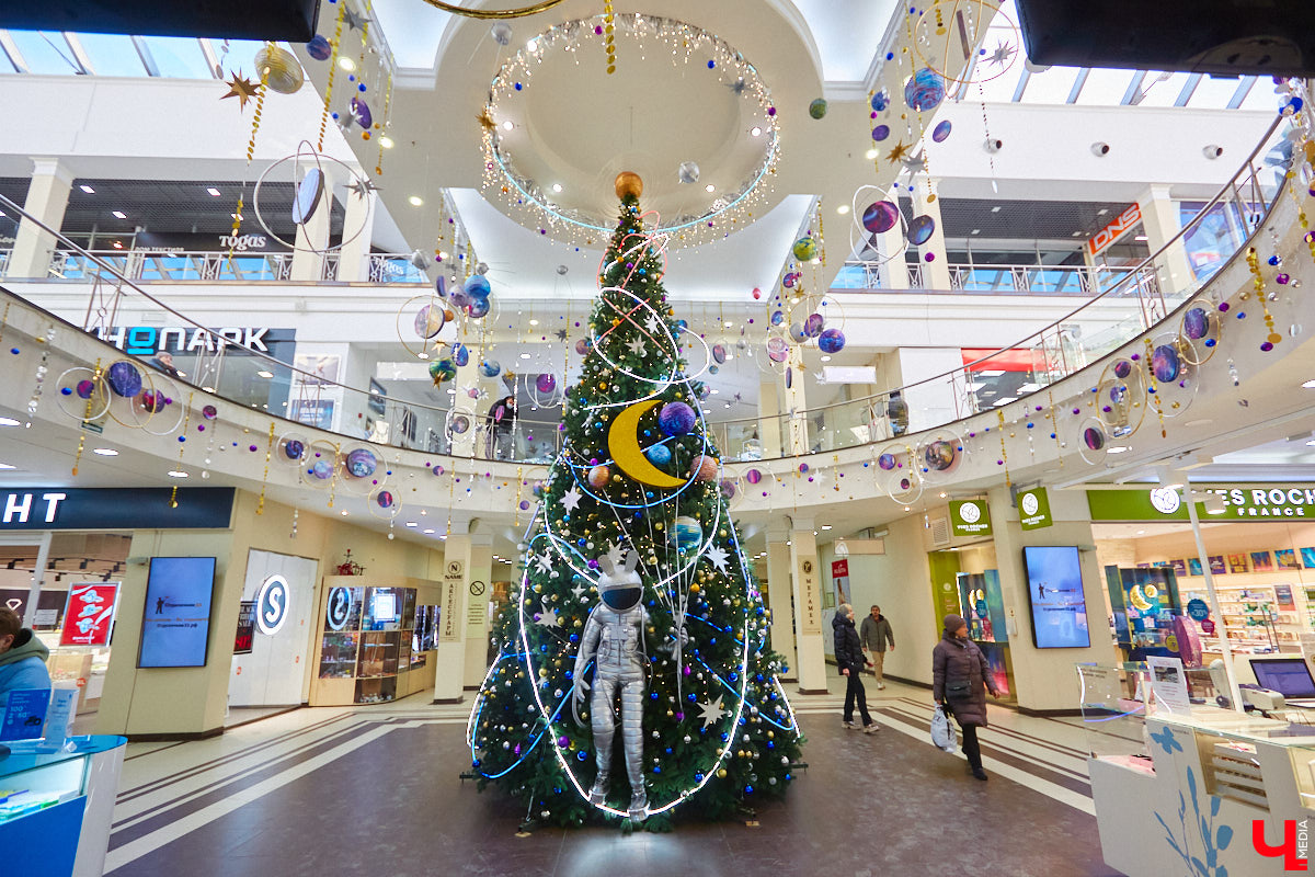 До Нового года рукой подать. Улицы Владимира уже успели украсить к празднику. Да и сами жители города не отстают. В окнах горят огоньки, а в домах и квартирах наряжают елки. Вот только не все они привычного вида. Самые необычные попали в наш сегодняшний обзор.