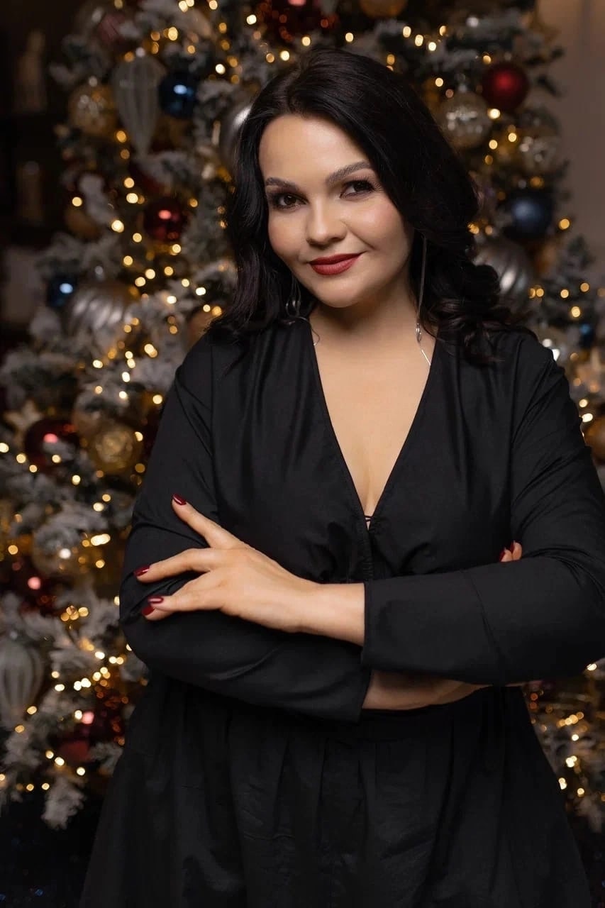 Когда дело касается елочных игрушек и других новогодних украшений, хочется взять все и побольше. А уже дома мы сожалеем, что заранее не изучили советы экспертов. Чтобы в этом году ваша елочка выглядела как заправская модница, прислушайтесь к рекомендациям профессионального владимирского декоратора.