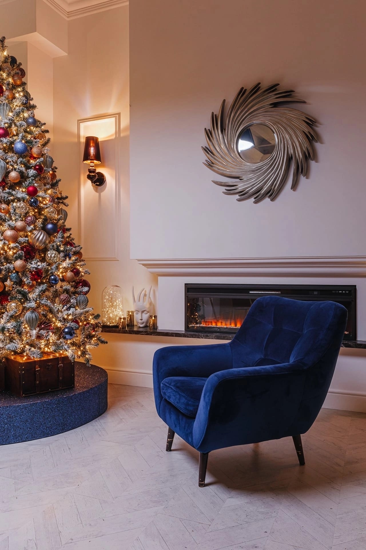 Когда дело касается елочных игрушек и других новогодних украшений, хочется взять все и побольше. А уже дома мы сожалеем, что заранее не изучили советы экспертов. Чтобы в этом году ваша елочка выглядела как заправская модница, прислушайтесь к рекомендациям профессионального владимирского декоратора.