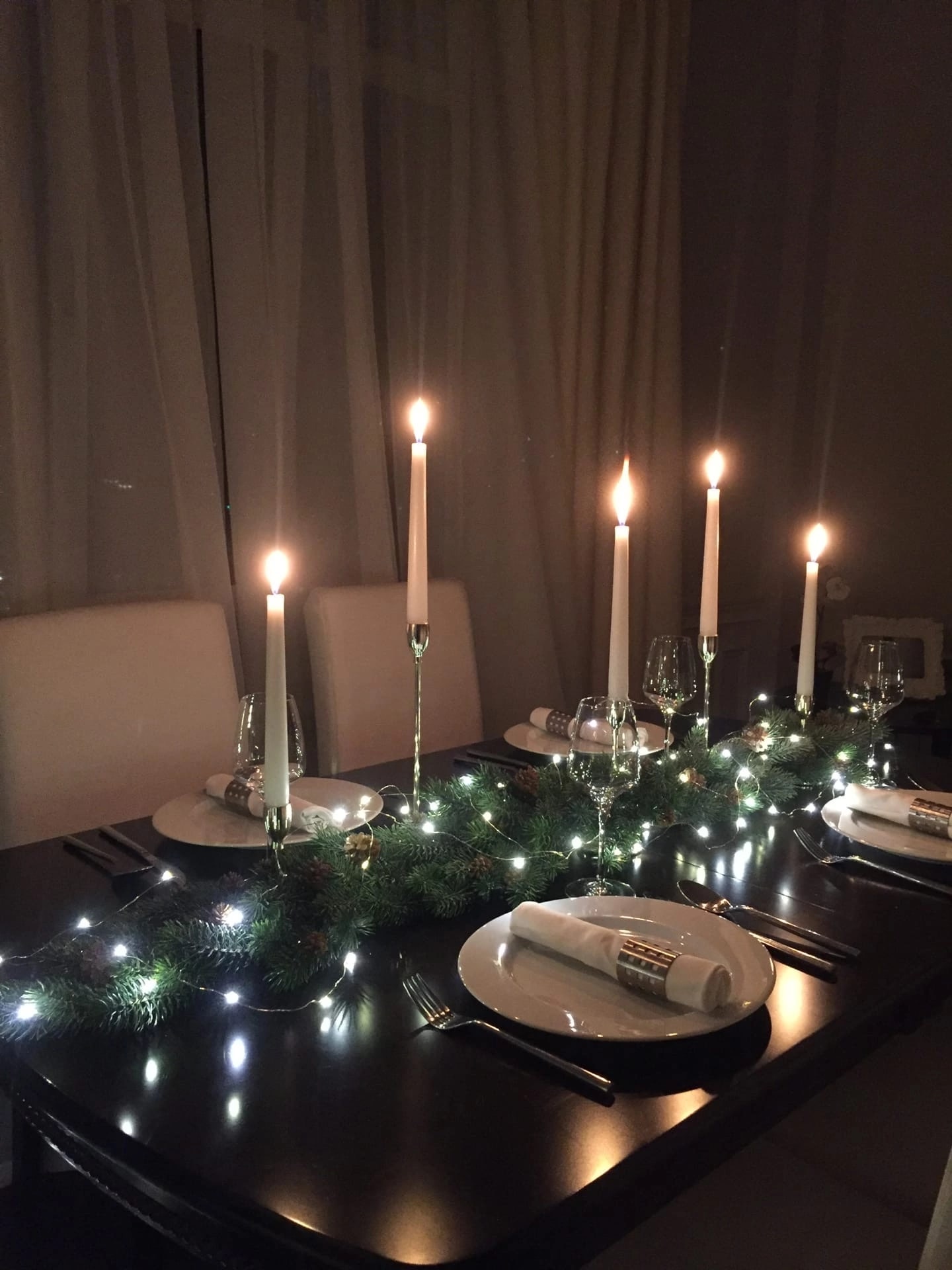 Когда дело касается елочных игрушек и других новогодних украшений, хочется взять все и побольше. А уже дома мы сожалеем, что заранее не изучили советы экспертов. Чтобы в этом году ваша елочка выглядела как заправская модница, прислушайтесь к рекомендациям профессионального владимирского декоратора.