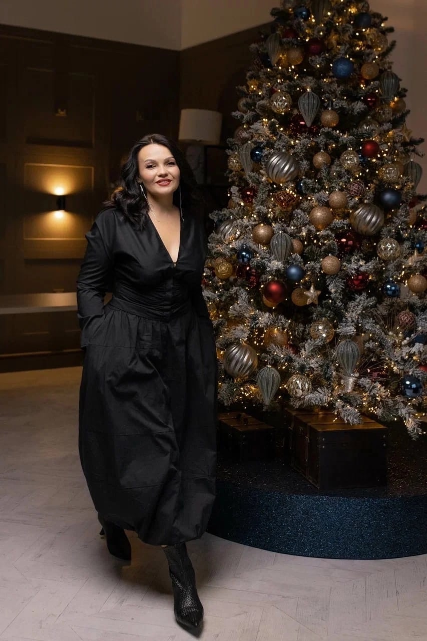 Когда дело касается елочных игрушек и других новогодних украшений, хочется взять все и побольше. А уже дома мы сожалеем, что заранее не изучили советы экспертов. Чтобы в этом году ваша елочка выглядела как заправская модница, прислушайтесь к рекомендациям профессионального владимирского декоратора.