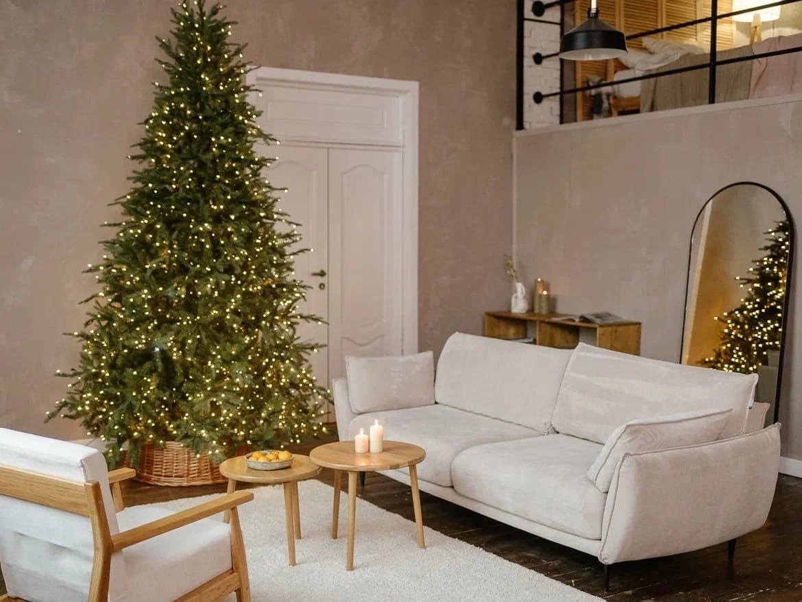 Когда дело касается елочных игрушек и других новогодних украшений, хочется взять все и побольше. А уже дома мы сожалеем, что заранее не изучили советы экспертов. Чтобы в этом году ваша елочка выглядела как заправская модница, прислушайтесь к рекомендациям профессионального владимирского декоратора.