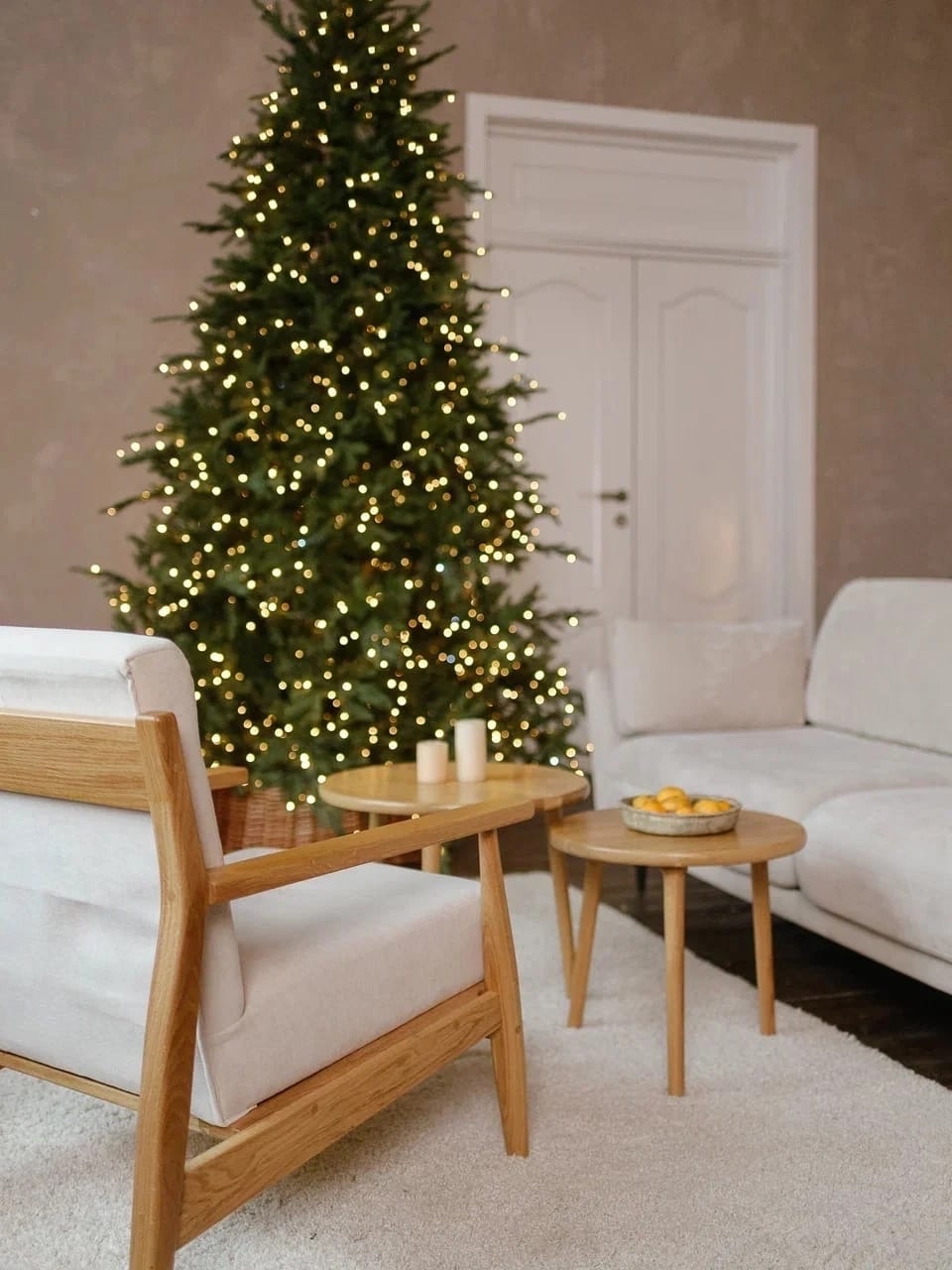 Когда дело касается елочных игрушек и других новогодних украшений, хочется взять все и побольше. А уже дома мы сожалеем, что заранее не изучили советы экспертов. Чтобы в этом году ваша елочка выглядела как заправская модница, прислушайтесь к рекомендациям профессионального владимирского декоратора.