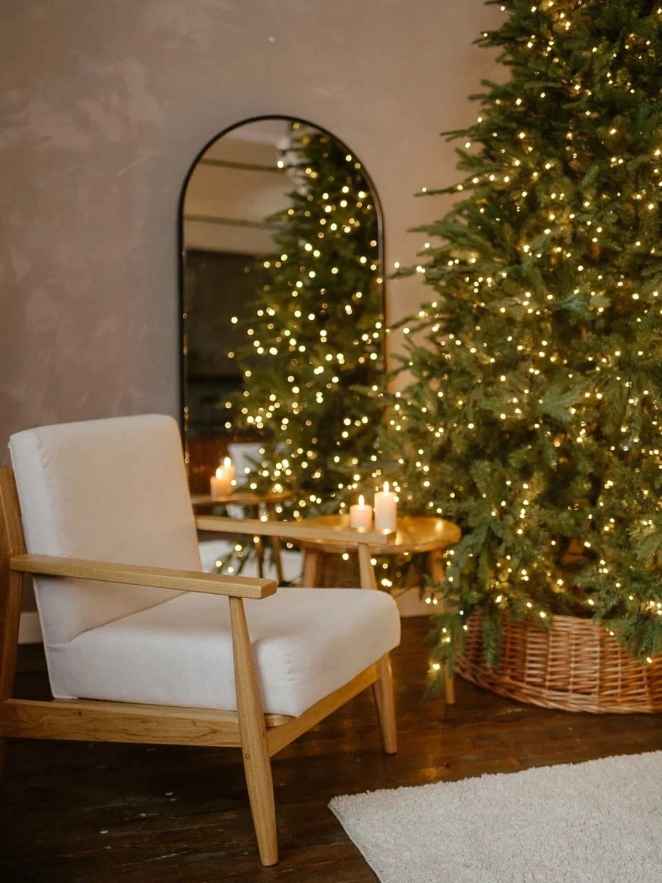 Когда дело касается елочных игрушек и других новогодних украшений, хочется взять все и побольше. А уже дома мы сожалеем, что заранее не изучили советы экспертов. Чтобы в этом году ваша елочка выглядела как заправская модница, прислушайтесь к рекомендациям профессионального владимирского декоратора.