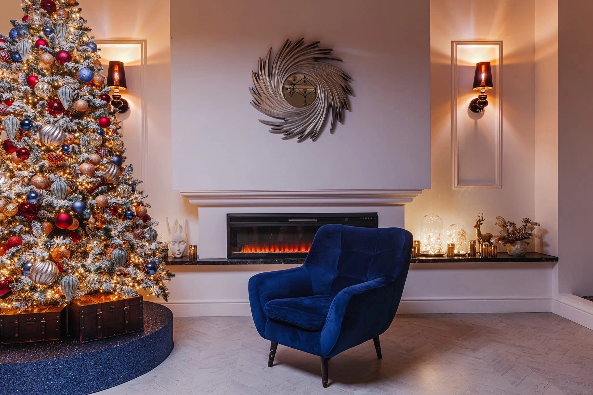 Когда дело касается елочных игрушек и других новогодних украшений, хочется взять все и побольше. А уже дома мы сожалеем, что заранее не изучили советы экспертов. Чтобы в этом году ваша елочка выглядела как заправская модница, прислушайтесь к рекомендациям профессионального владимирского декоратора.