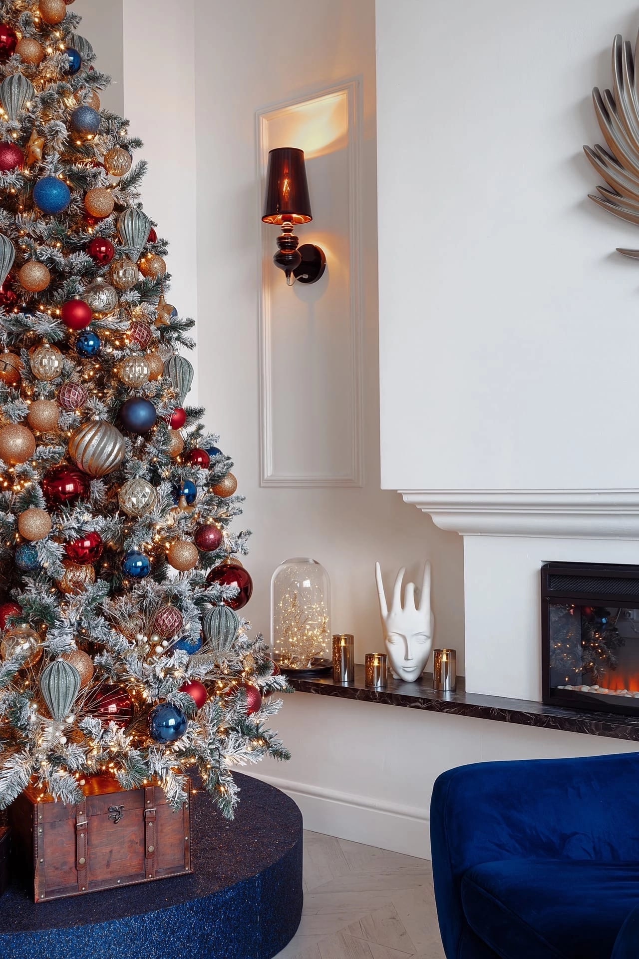 Когда дело касается елочных игрушек и других новогодних украшений, хочется взять все и побольше. А уже дома мы сожалеем, что заранее не изучили советы экспертов. Чтобы в этом году ваша елочка выглядела как заправская модница, прислушайтесь к рекомендациям профессионального владимирского декоратора.