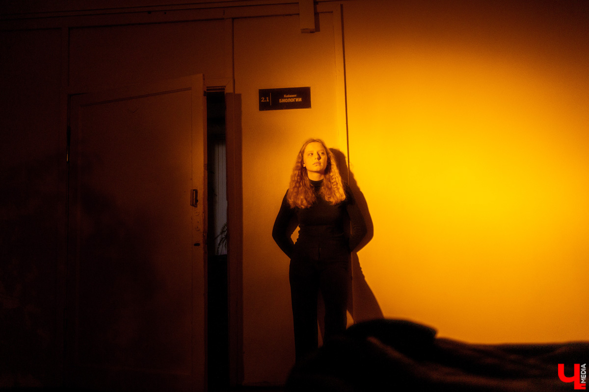 Вместо сцены фойе, вместо зрительного зала парты. Ученики школы из посёлка Ставрово провели первый закрытый показ спектакля про буллинг. В предложенный молодыми учителями английского языка и технологии концепт ребята добавили реальные истории из жизни. А ещё сами создали саундтрек и визуализировали сюжет. Как это было? Рассказывает «Ключ-Медиа».