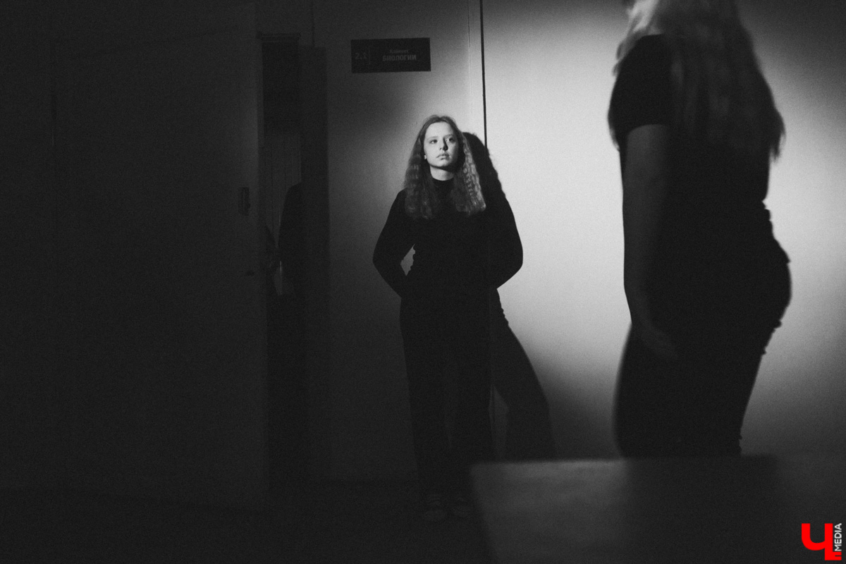 Вместо сцены фойе, вместо зрительного зала парты. Ученики школы из посёлка Ставрово провели первый закрытый показ спектакля про буллинг. В предложенный молодыми учителями английского языка и технологии концепт ребята добавили реальные истории из жизни. А ещё сами создали саундтрек и визуализировали сюжет. Как это было? Рассказывает «Ключ-Медиа».