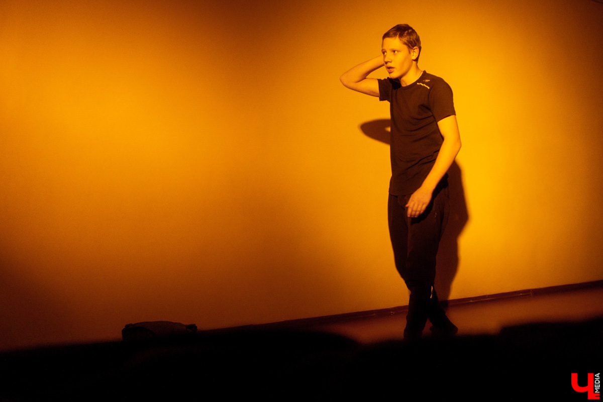 Вместо сцены фойе, вместо зрительного зала парты. Ученики школы из посёлка Ставрово провели первый закрытый показ спектакля про буллинг. В предложенный молодыми учителями английского языка и технологии концепт ребята добавили реальные истории из жизни. А ещё сами создали саундтрек и визуализировали сюжет. Как это было? Рассказывает «Ключ-Медиа».