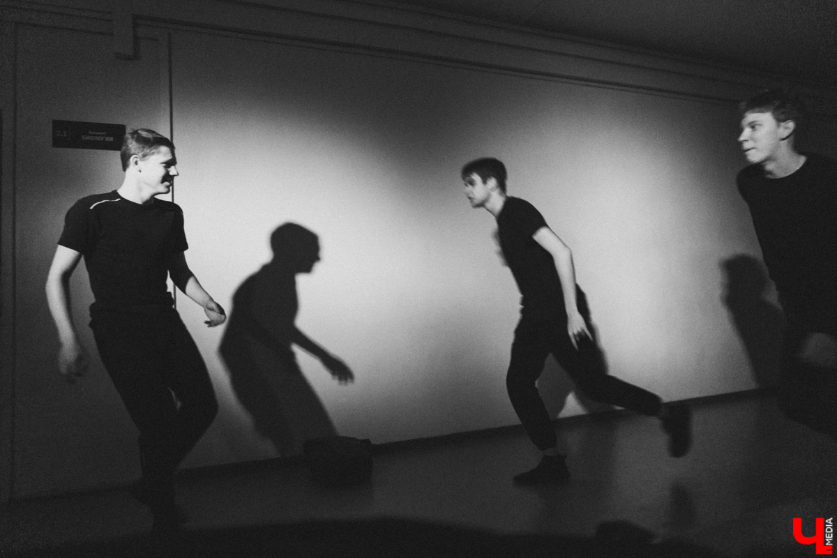 Вместо сцены фойе, вместо зрительного зала парты. Ученики школы из посёлка Ставрово провели первый закрытый показ спектакля про буллинг. В предложенный молодыми учителями английского языка и технологии концепт ребята добавили реальные истории из жизни. А ещё сами создали саундтрек и визуализировали сюжет. Как это было? Рассказывает «Ключ-Медиа».