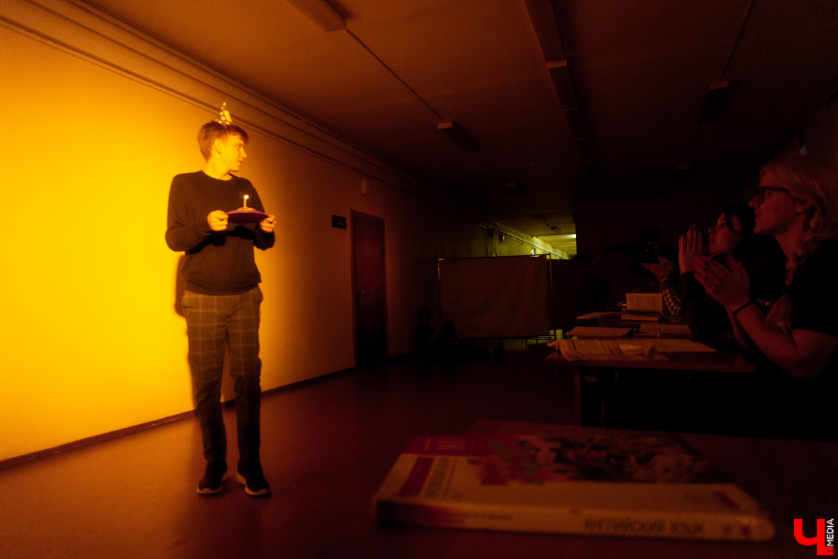 Вместо сцены фойе, вместо зрительного зала парты. Ученики школы из посёлка Ставрово провели первый закрытый показ спектакля про буллинг. В предложенный молодыми учителями английского языка и технологии концепт ребята добавили реальные истории из жизни. А ещё сами создали саундтрек и визуализировали сюжет. Как это было? Рассказывает «Ключ-Медиа».