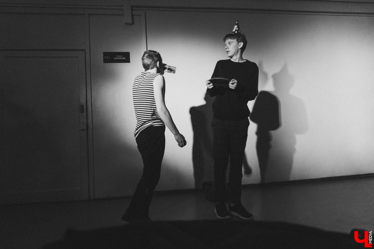 Вместо сцены фойе, вместо зрительного зала парты. Ученики школы из посёлка Ставрово провели первый закрытый показ спектакля про буллинг. В предложенный молодыми учителями английского языка и технологии концепт ребята добавили реальные истории из жизни. А ещё сами создали саундтрек и визуализировали сюжет. Как это было? Рассказывает «Ключ-Медиа».