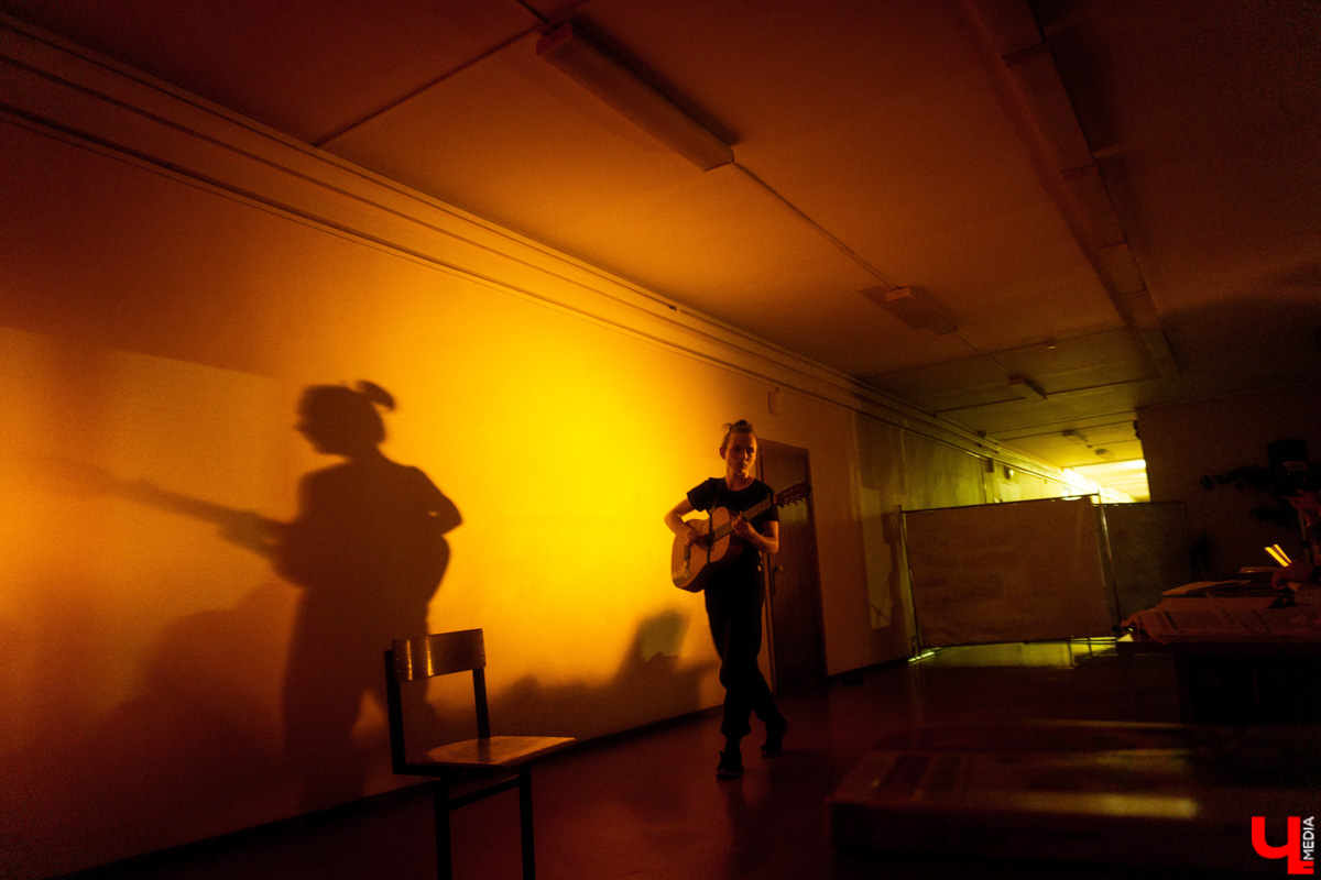 Вместо сцены фойе, вместо зрительного зала парты. Ученики школы из посёлка Ставрово провели первый закрытый показ спектакля про буллинг. В предложенный молодыми учителями английского языка и технологии концепт ребята добавили реальные истории из жизни. А ещё сами создали саундтрек и визуализировали сюжет. Как это было? Рассказывает «Ключ-Медиа».