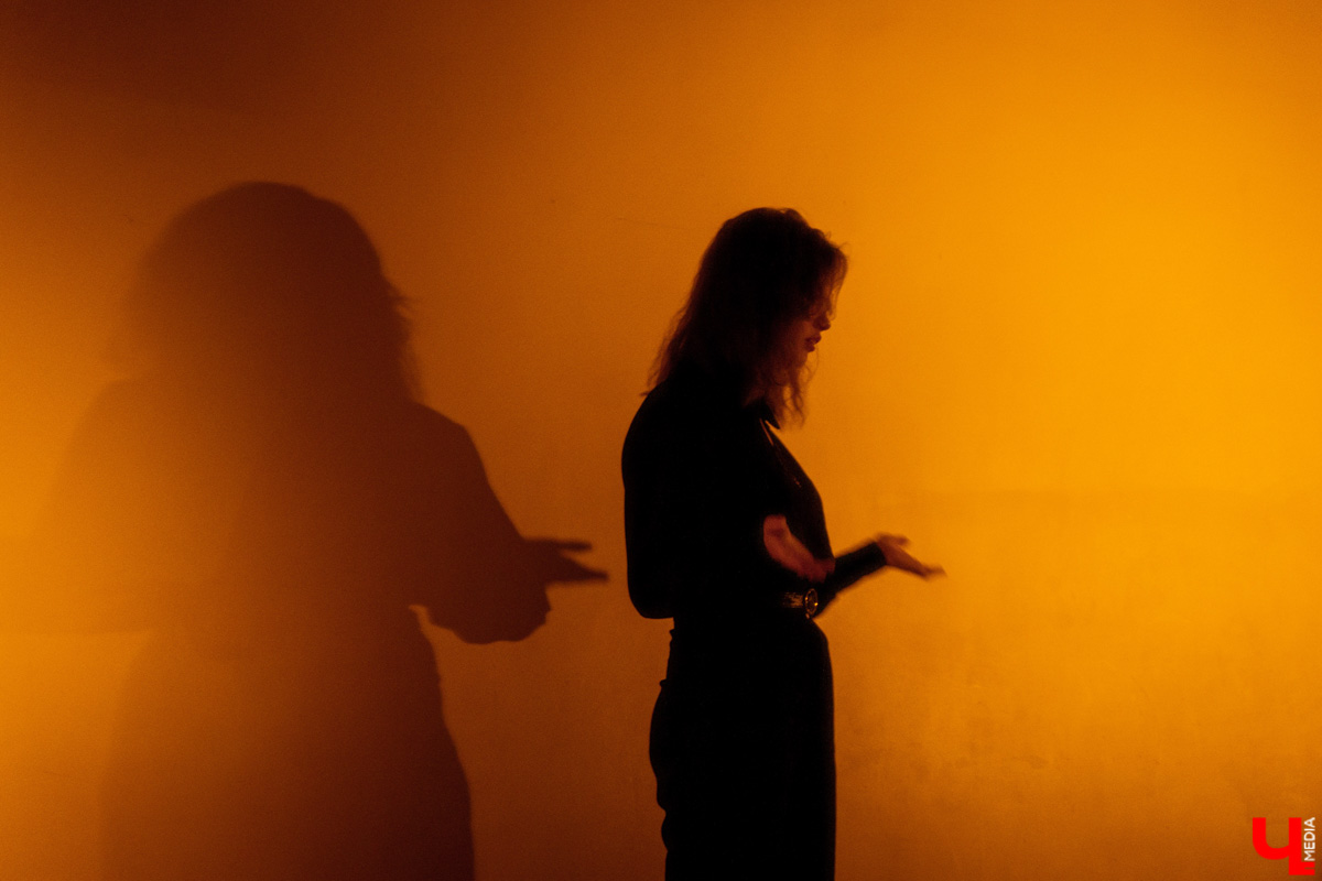 Вместо сцены фойе, вместо зрительного зала парты. Ученики школы из посёлка Ставрово провели первый закрытый показ спектакля про буллинг. В предложенный молодыми учителями английского языка и технологии концепт ребята добавили реальные истории из жизни. А ещё сами создали саундтрек и визуализировали сюжет. Как это было? Рассказывает «Ключ-Медиа».