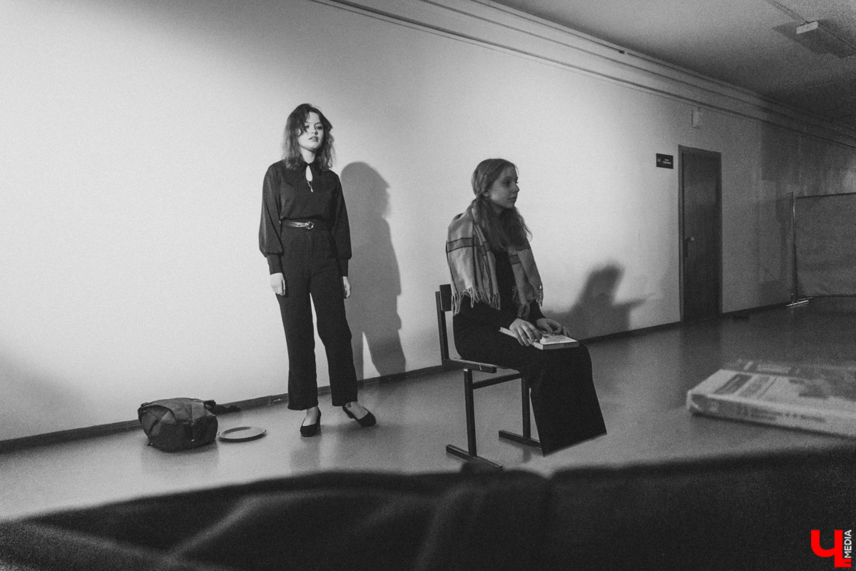 Вместо сцены фойе, вместо зрительного зала парты. Ученики школы из посёлка Ставрово провели первый закрытый показ спектакля про буллинг. В предложенный молодыми учителями английского языка и технологии концепт ребята добавили реальные истории из жизни. А ещё сами создали саундтрек и визуализировали сюжет. Как это было? Рассказывает «Ключ-Медиа».