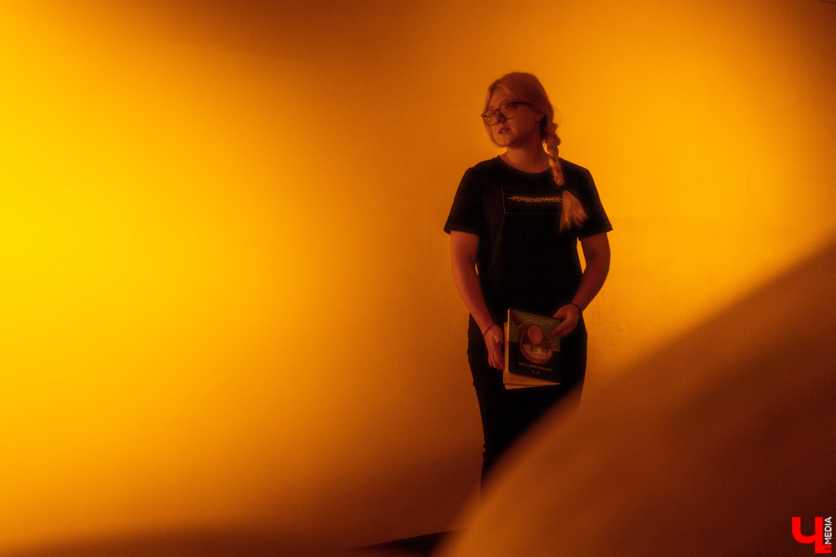 Вместо сцены фойе, вместо зрительного зала парты. Ученики школы из посёлка Ставрово провели первый закрытый показ спектакля про буллинг. В предложенный молодыми учителями английского языка и технологии концепт ребята добавили реальные истории из жизни. А ещё сами создали саундтрек и визуализировали сюжет. Как это было? Рассказывает «Ключ-Медиа».