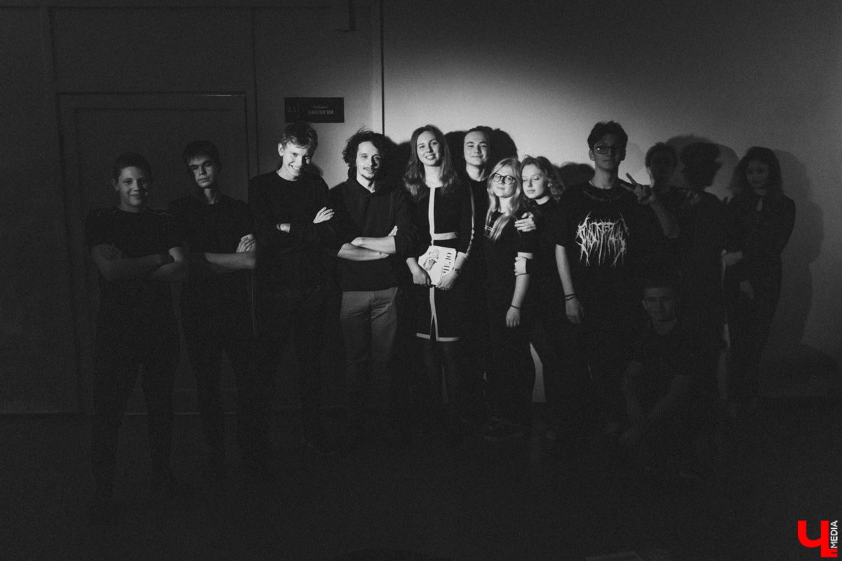 Вместо сцены фойе, вместо зрительного зала парты. Ученики школы из посёлка Ставрово провели первый закрытый показ спектакля про буллинг. В предложенный молодыми учителями английского языка и технологии концепт ребята добавили реальные истории из жизни. А ещё сами создали саундтрек и визуализировали сюжет. Как это было? Рассказывает «Ключ-Медиа».