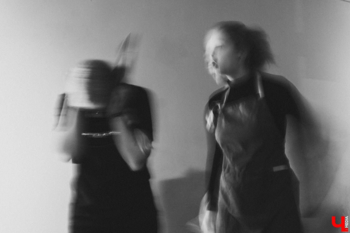 Вместо сцены фойе, вместо зрительного зала парты. Ученики школы из посёлка Ставрово провели первый закрытый показ спектакля про буллинг. В предложенный молодыми учителями английского языка и технологии концепт ребята добавили реальные истории из жизни. А ещё сами создали саундтрек и визуализировали сюжет. Как это было? Рассказывает «Ключ-Медиа».