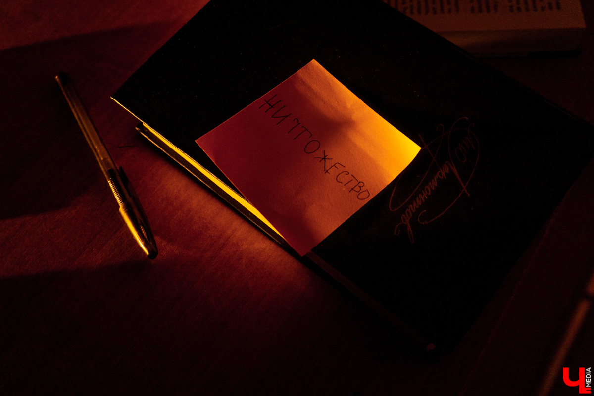 Вместо сцены фойе, вместо зрительного зала парты. Ученики школы из посёлка Ставрово провели первый закрытый показ спектакля про буллинг. В предложенный молодыми учителями английского языка и технологии концепт ребята добавили реальные истории из жизни. А ещё сами создали саундтрек и визуализировали сюжет. Как это было? Рассказывает «Ключ-Медиа».