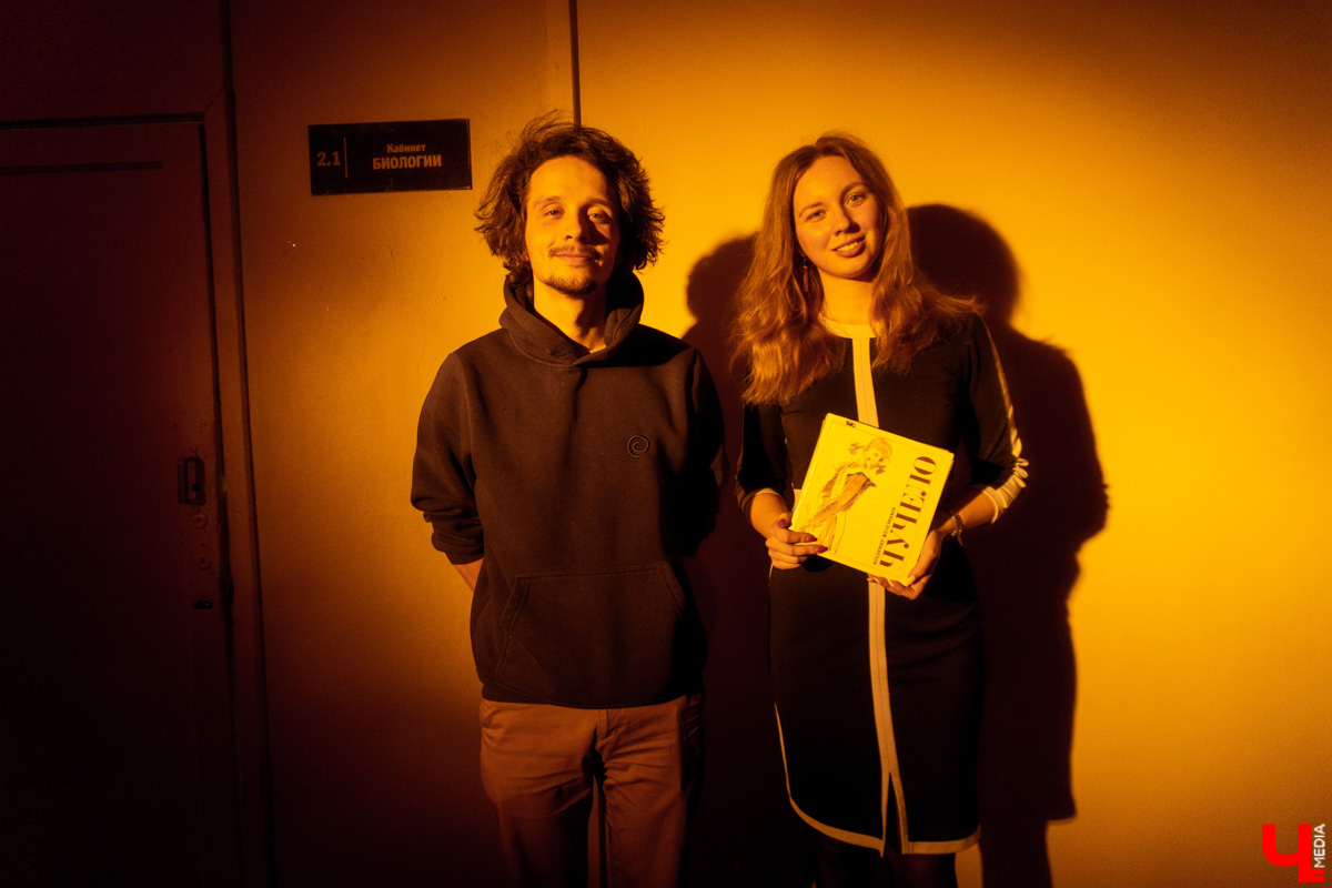 Вместо сцены фойе, вместо зрительного зала парты. Ученики школы из посёлка Ставрово провели первый закрытый показ спектакля про буллинг. В предложенный молодыми учителями английского языка и технологии концепт ребята добавили реальные истории из жизни. А ещё сами создали саундтрек и визуализировали сюжет. Как это было? Рассказывает «Ключ-Медиа».