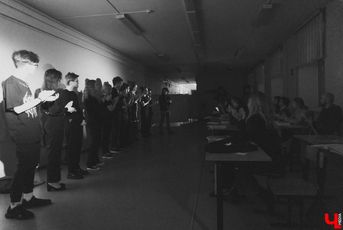 Вместо сцены фойе, вместо зрительного зала парты. Ученики школы из посёлка Ставрово провели первый закрытый показ спектакля про буллинг. В предложенный молодыми учителями английского языка и технологии концепт ребята добавили реальные истории из жизни. А ещё сами создали саундтрек и визуализировали сюжет. Как это было? Рассказывает «Ключ-Медиа».